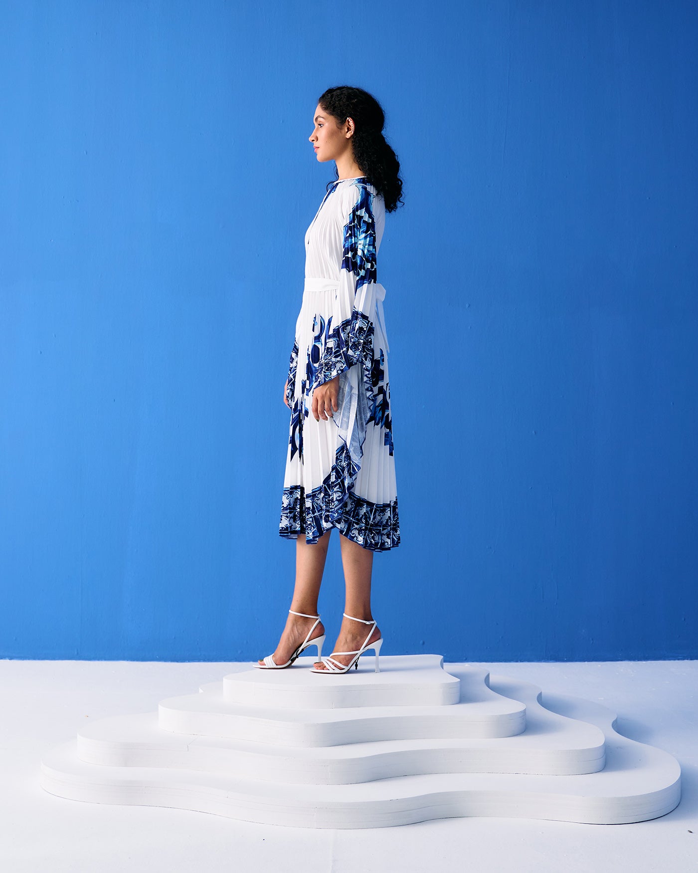 BLUE TROPICAL PRINTED PLEATED CAPE