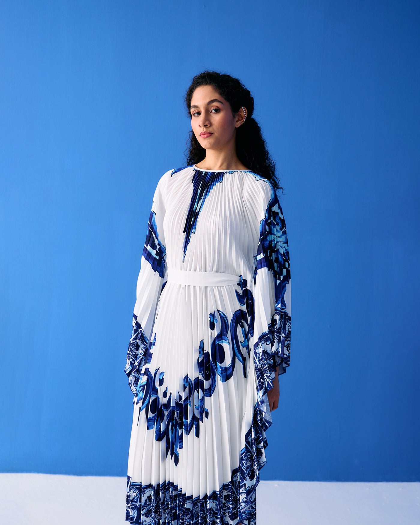 BLUE TROPICAL PRINTED PLEATED CAPE