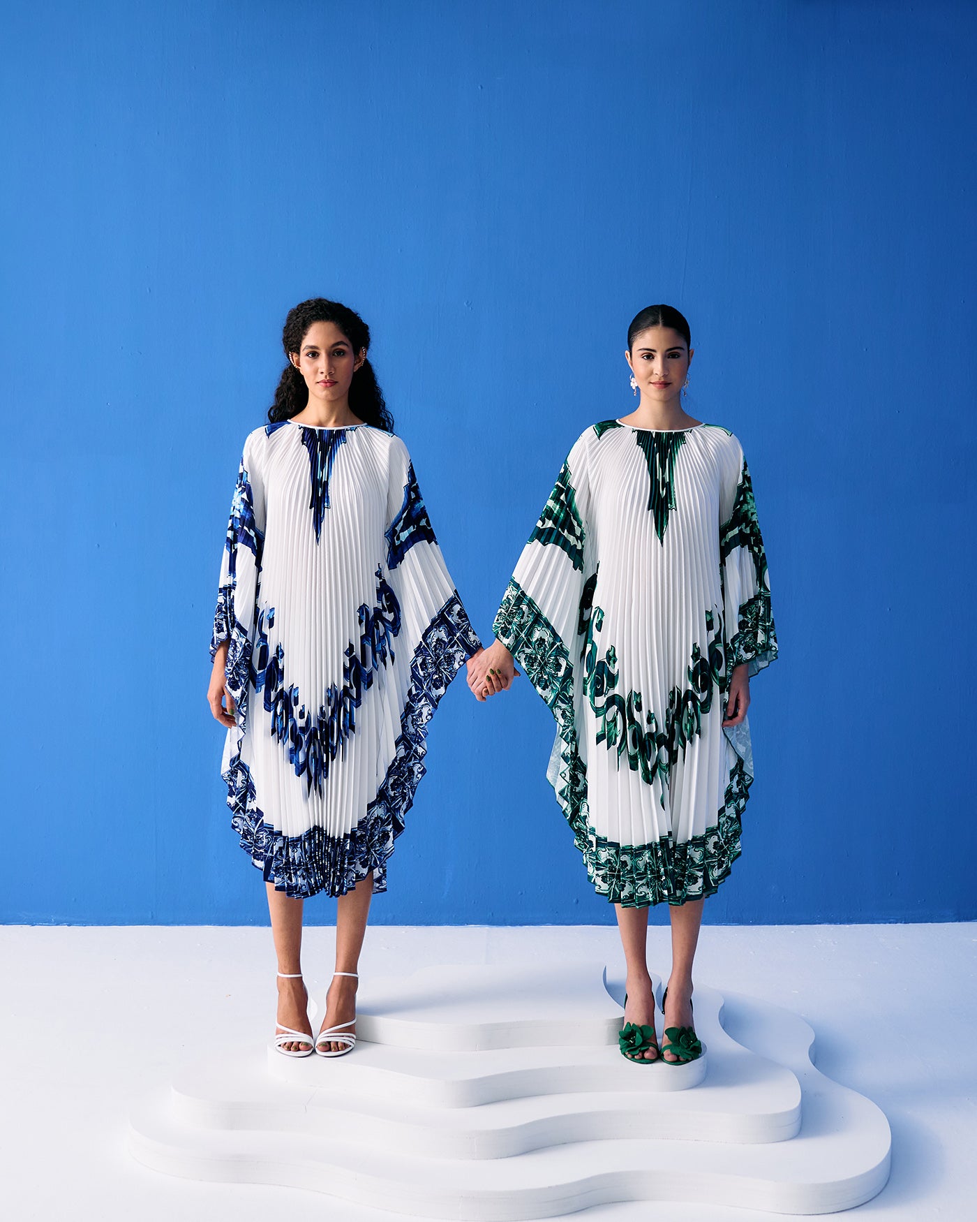 GREEN TROPICAL PRINTED PLEATED CAPE