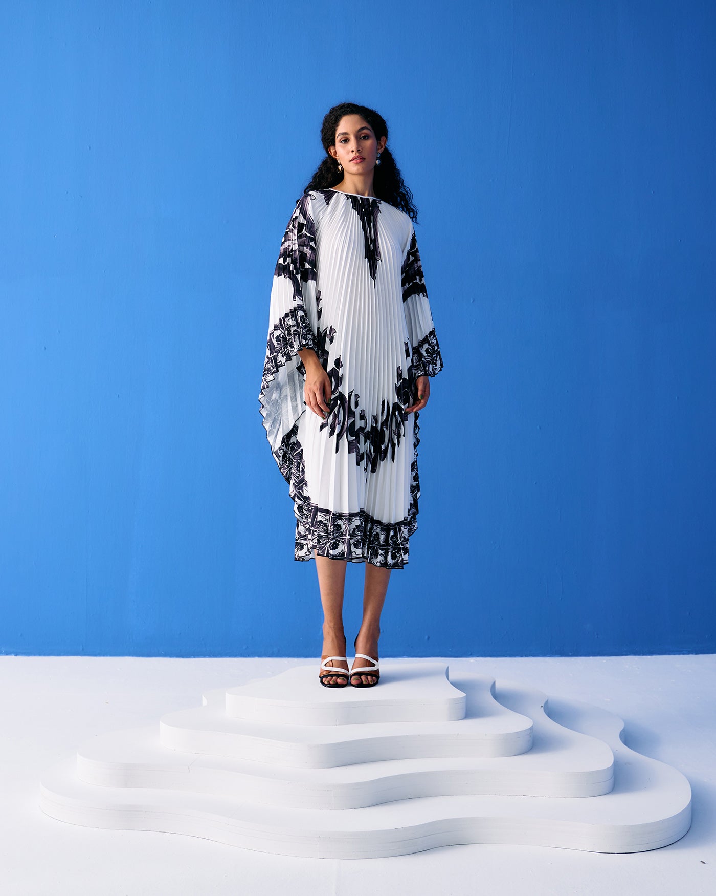 BLACK TROPICAL PRINTED PLEATED CAPE