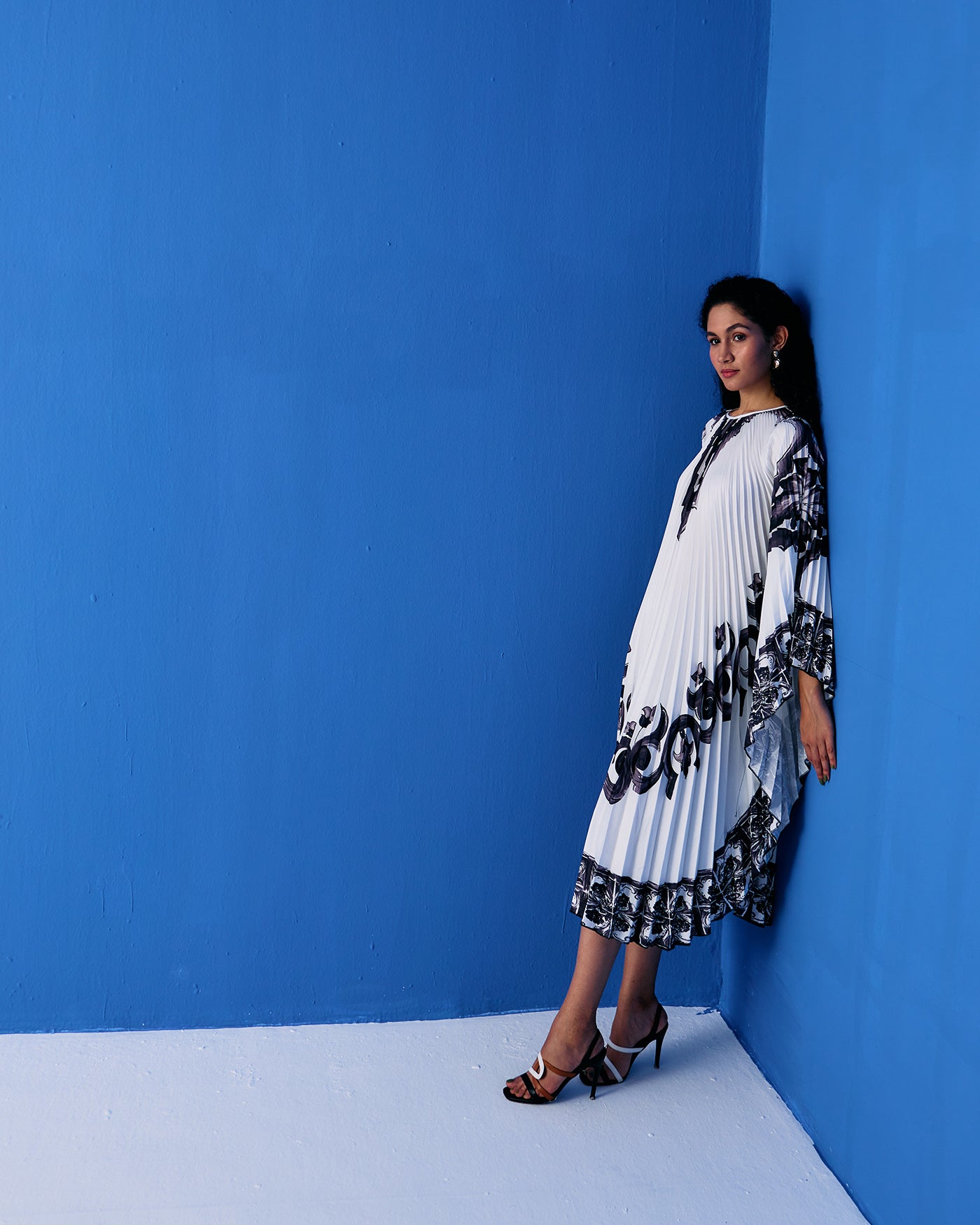 BLACK TROPICAL PRINTED PLEATED CAPE