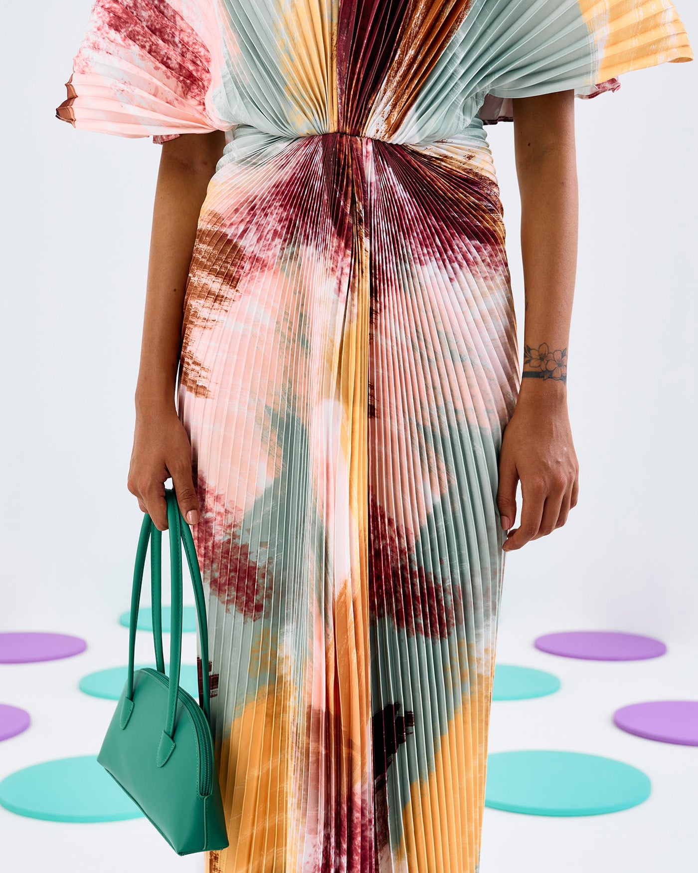 PRINT PLEATED WINGED GOWN