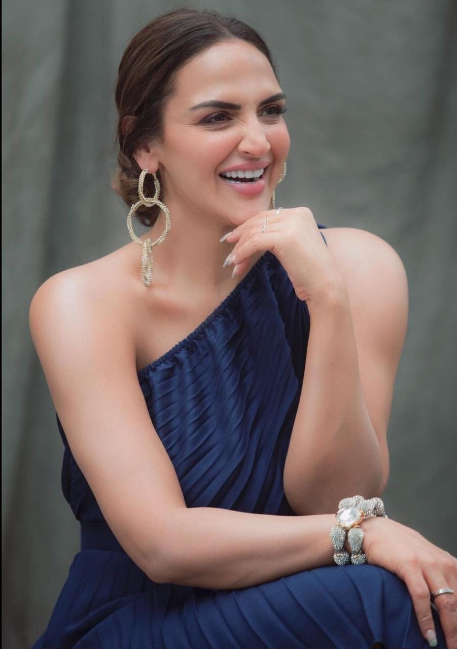 ESHA DEOL IN SILVER ONE SHOULDER DRESS WITH BELT