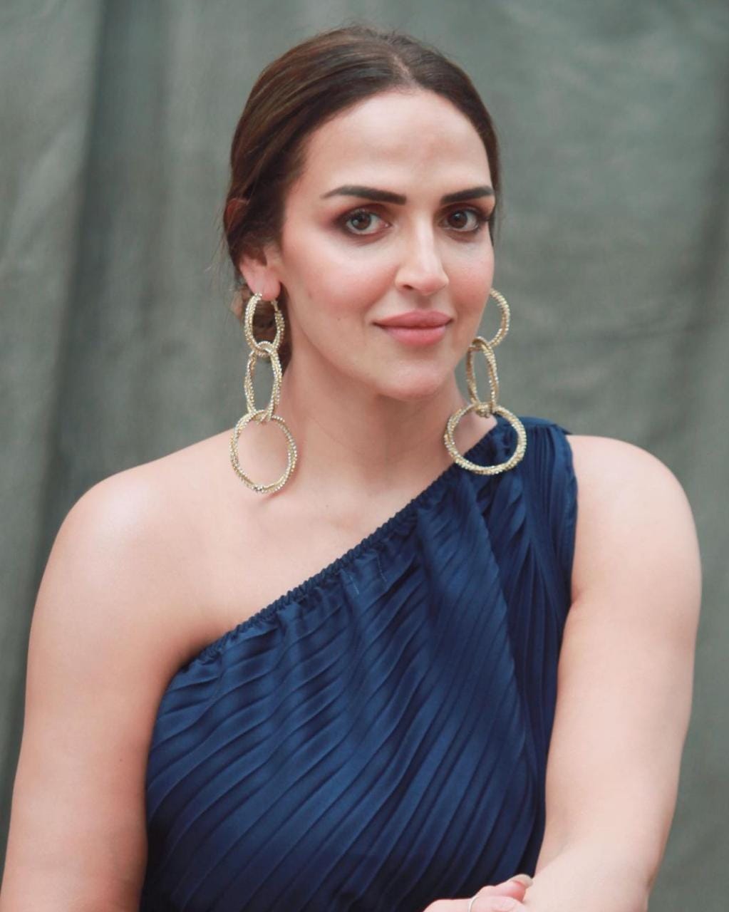 ESHA DEOL IN SILVER ONE SHOULDER DRESS WITH BELT