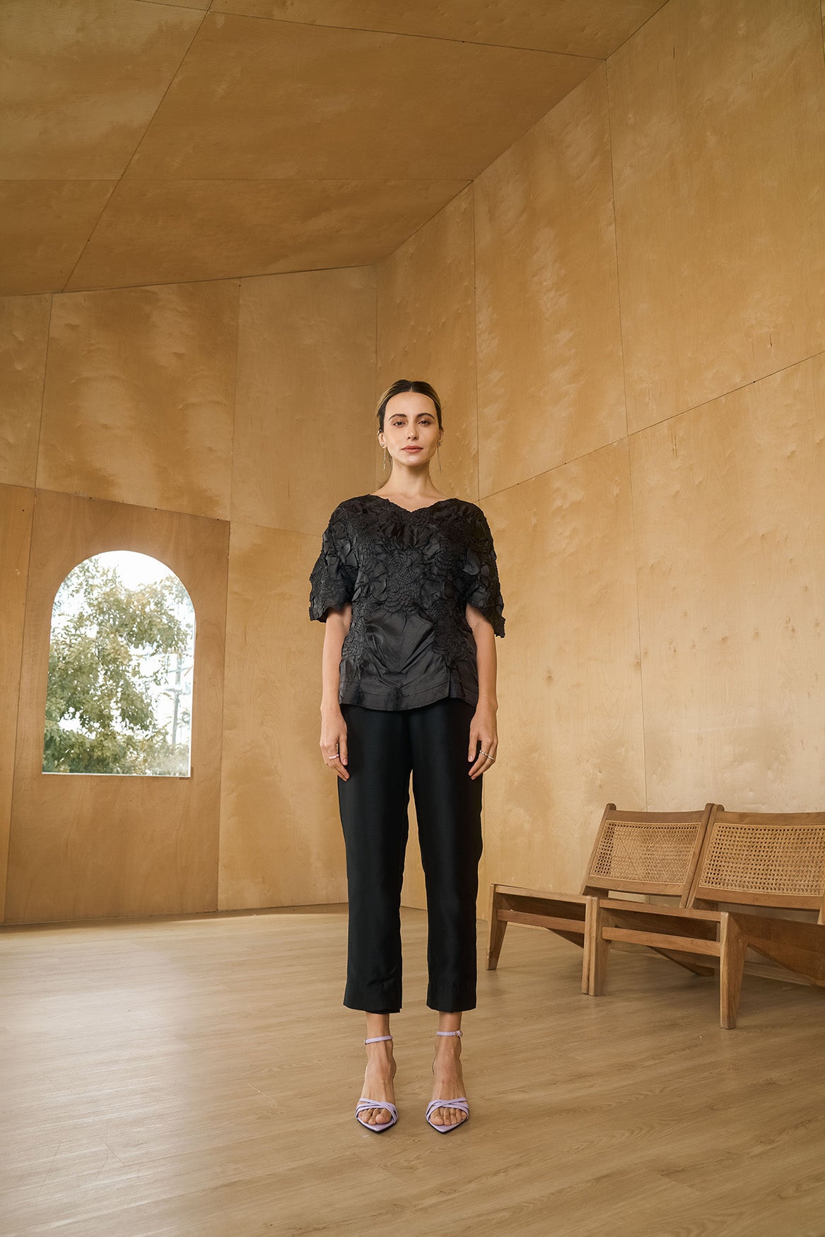 BLACK EDDAA CRINKLE TOP