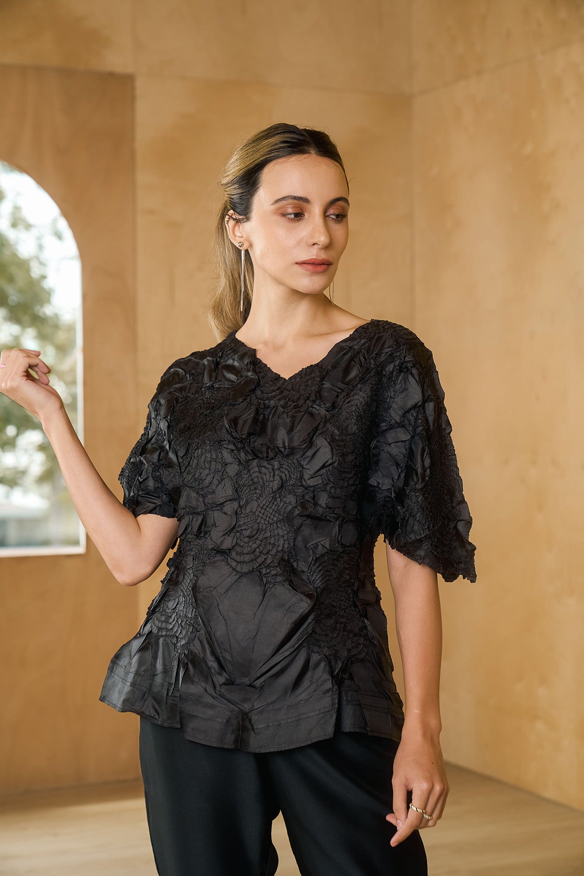 BLACK EDDAA CRINKLE TOP