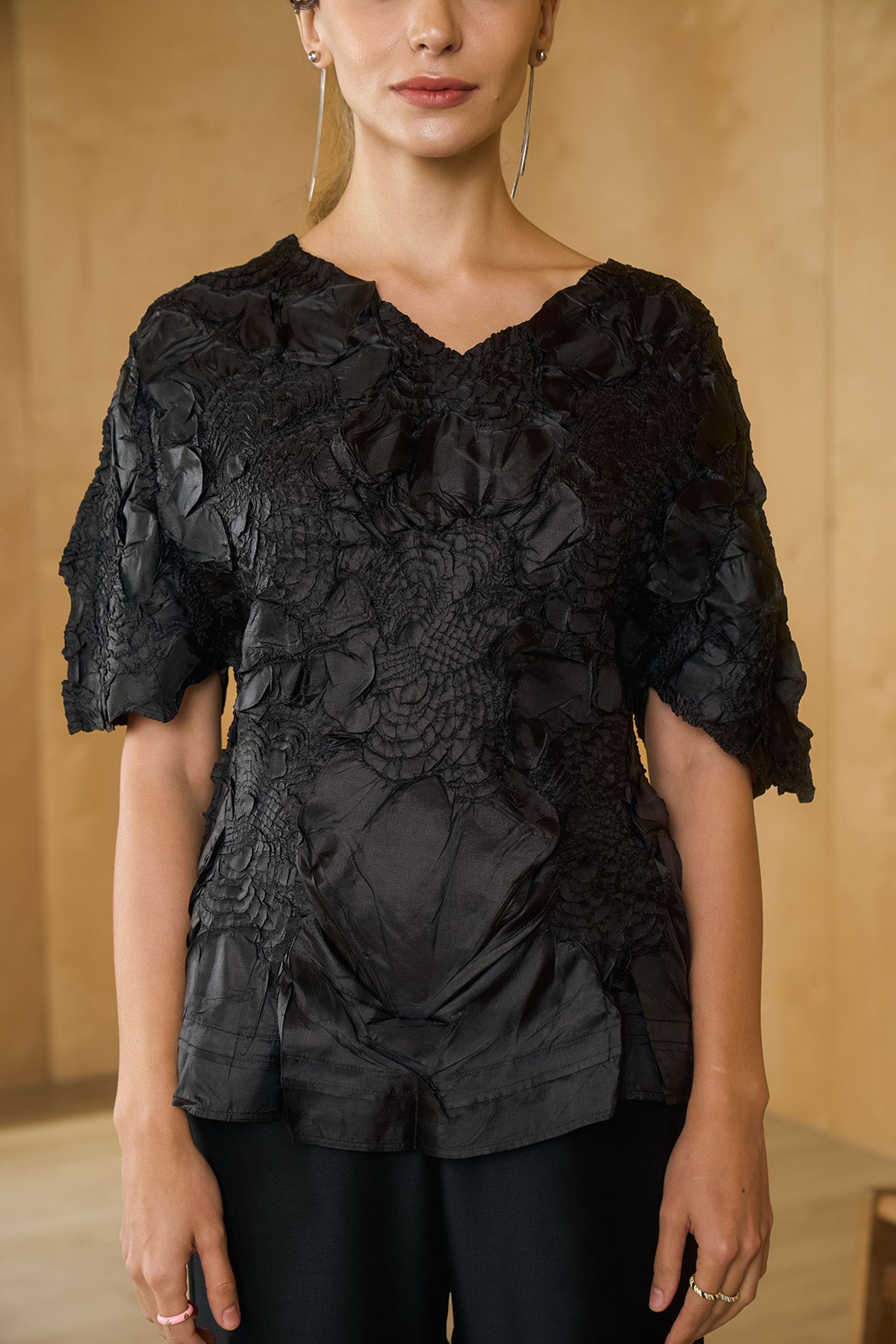 BLACK EDDAA CRINKLE TOP