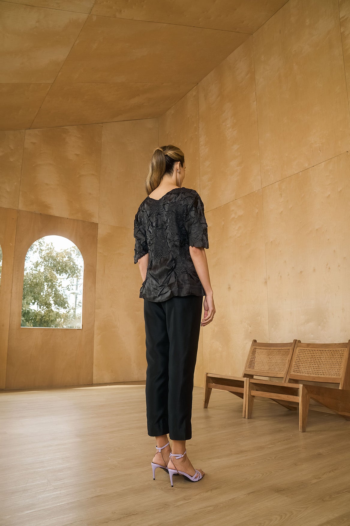 BLACK EDDAA CRINKLE TOP