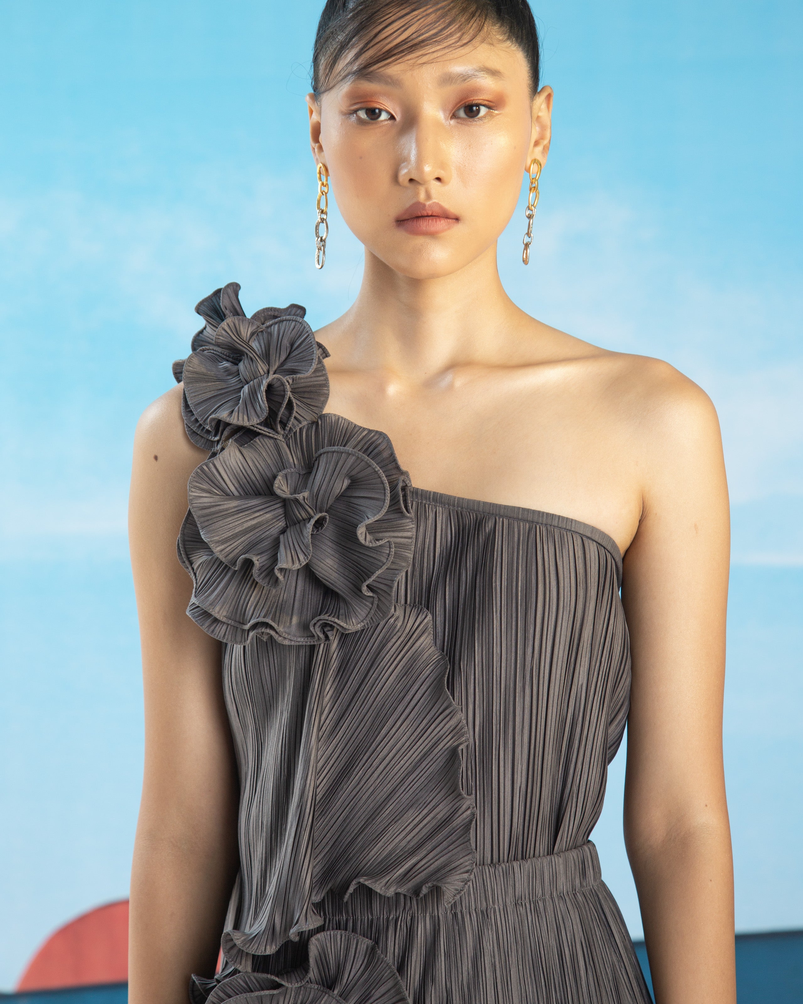 GREY ONE SHOULDER FLOWER PLEATED TOP