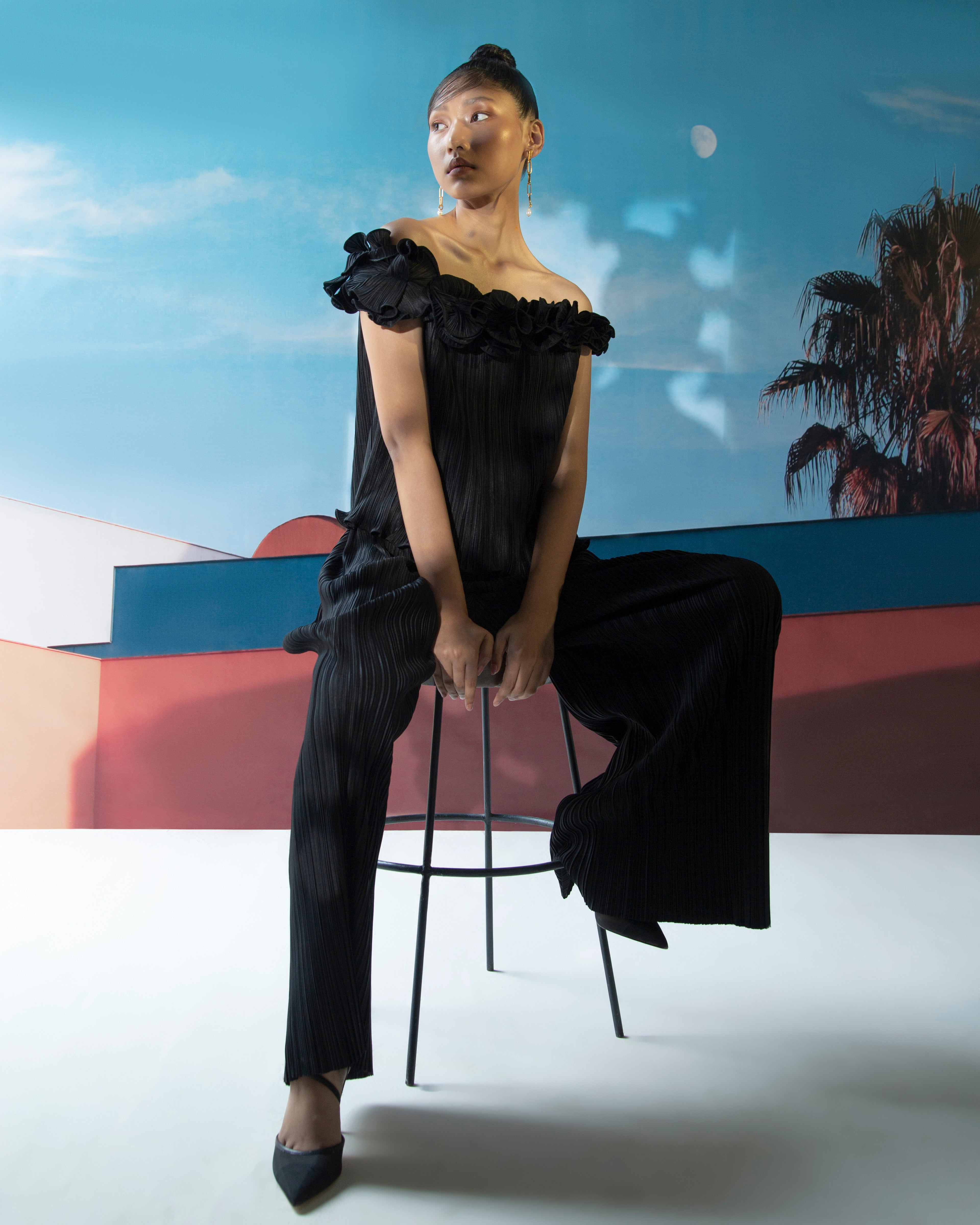 BLACK FLOWER PLEATED TOP