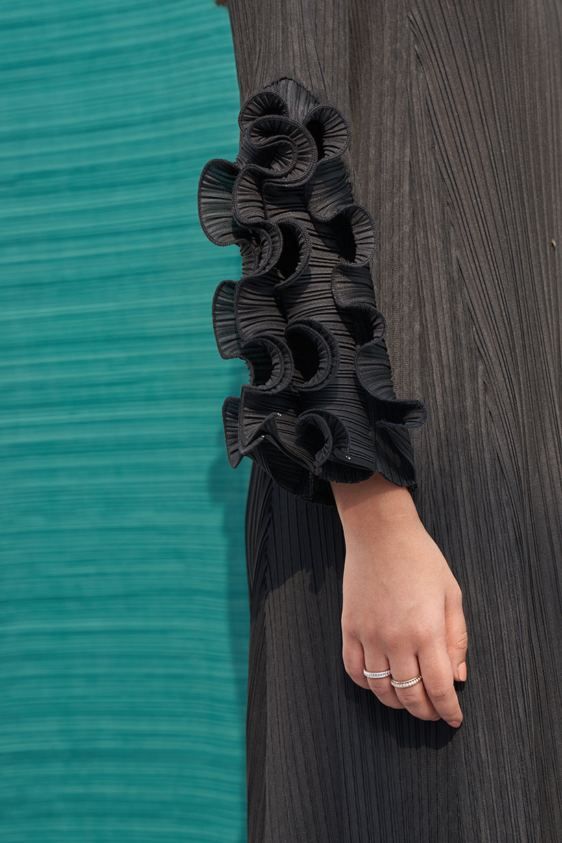 BLACK FRILL SLEEVES DRESS