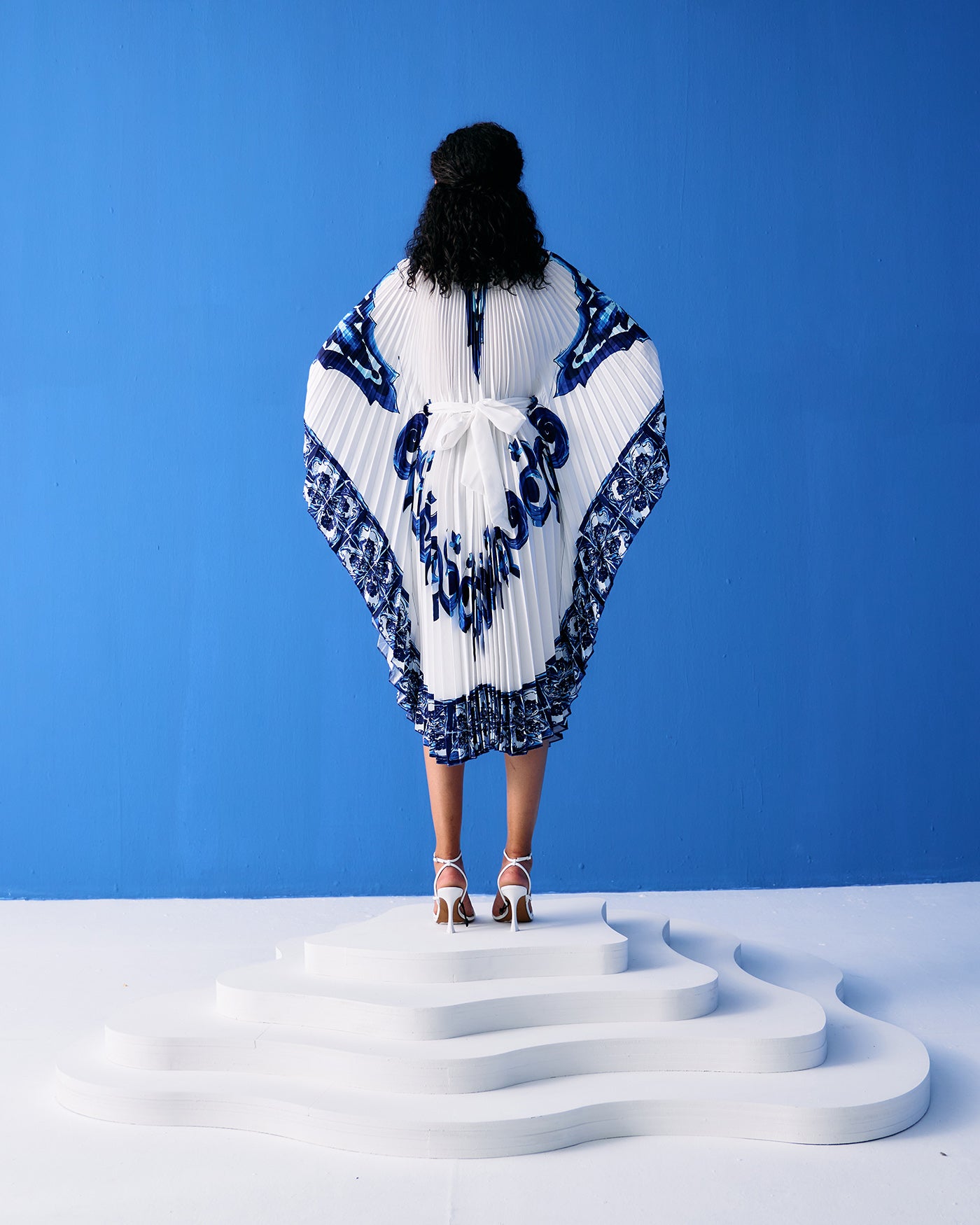 BLUE TROPICAL PRINTED PLEATED CAPE