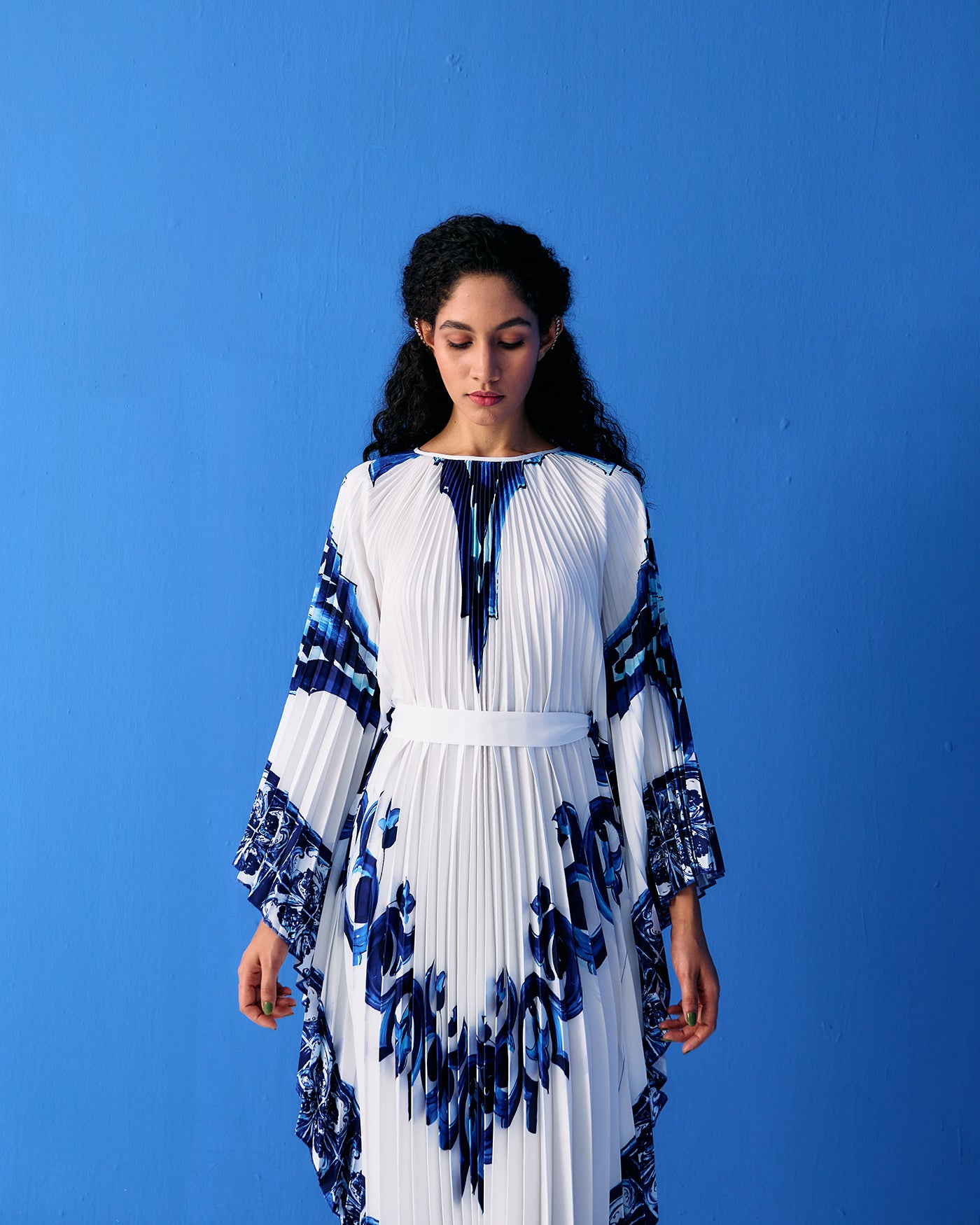 BLUE TROPICAL PRINTED PLEATED CAPE