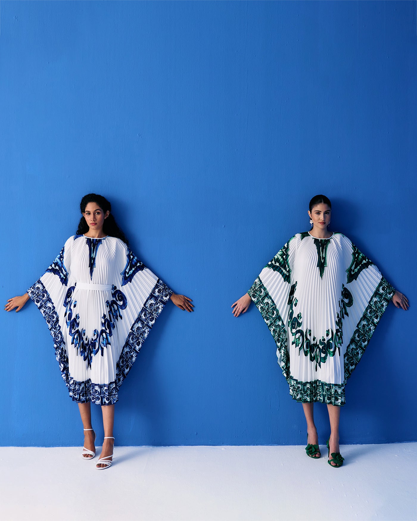 BLUE TROPICAL PRINTED PLEATED CAPE