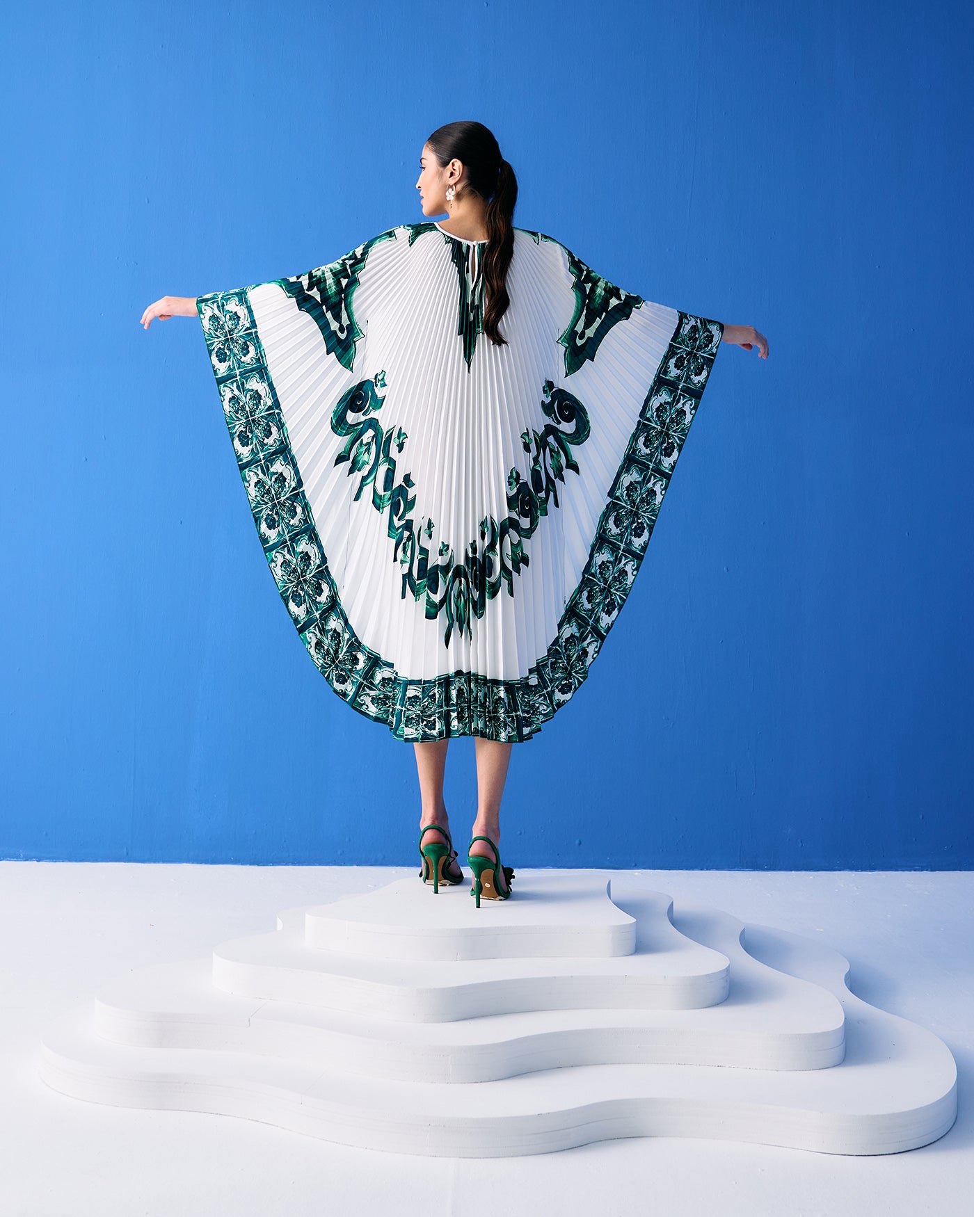 GREEN TROPICAL PRINTED PLEATED CAPE