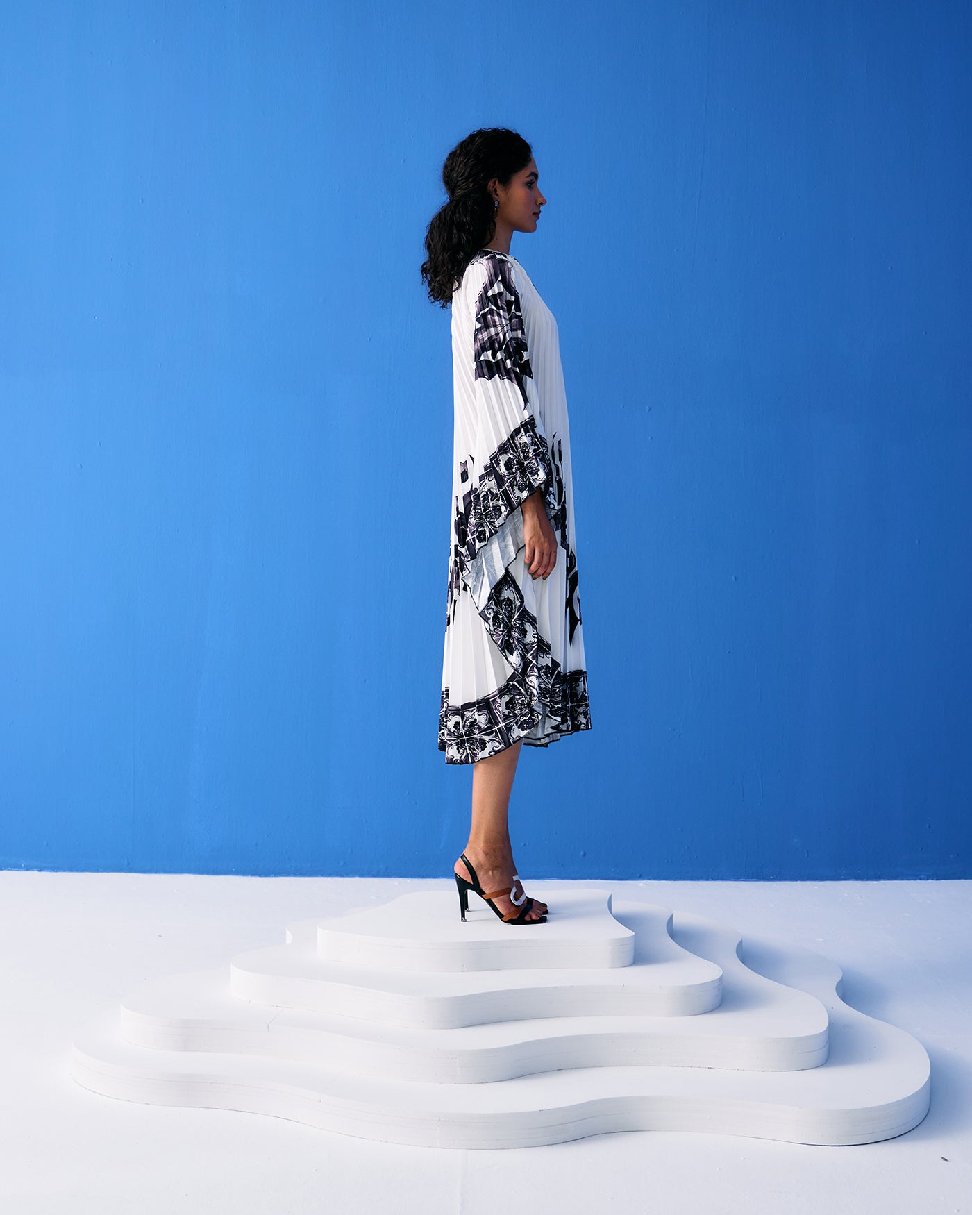 BLACK TROPICAL PRINTED PLEATED CAPE