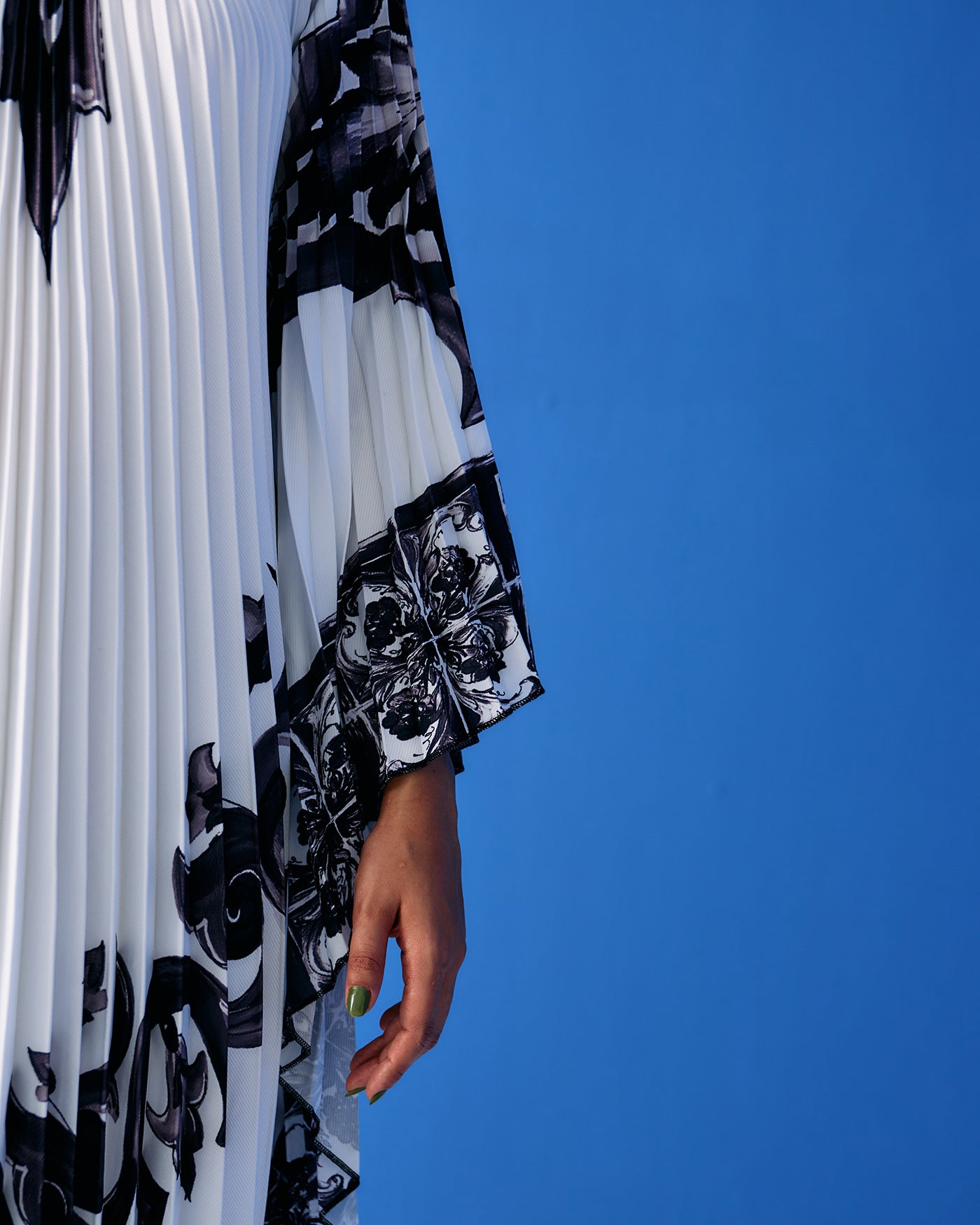 BLACK TROPICAL PRINTED PLEATED CAPE