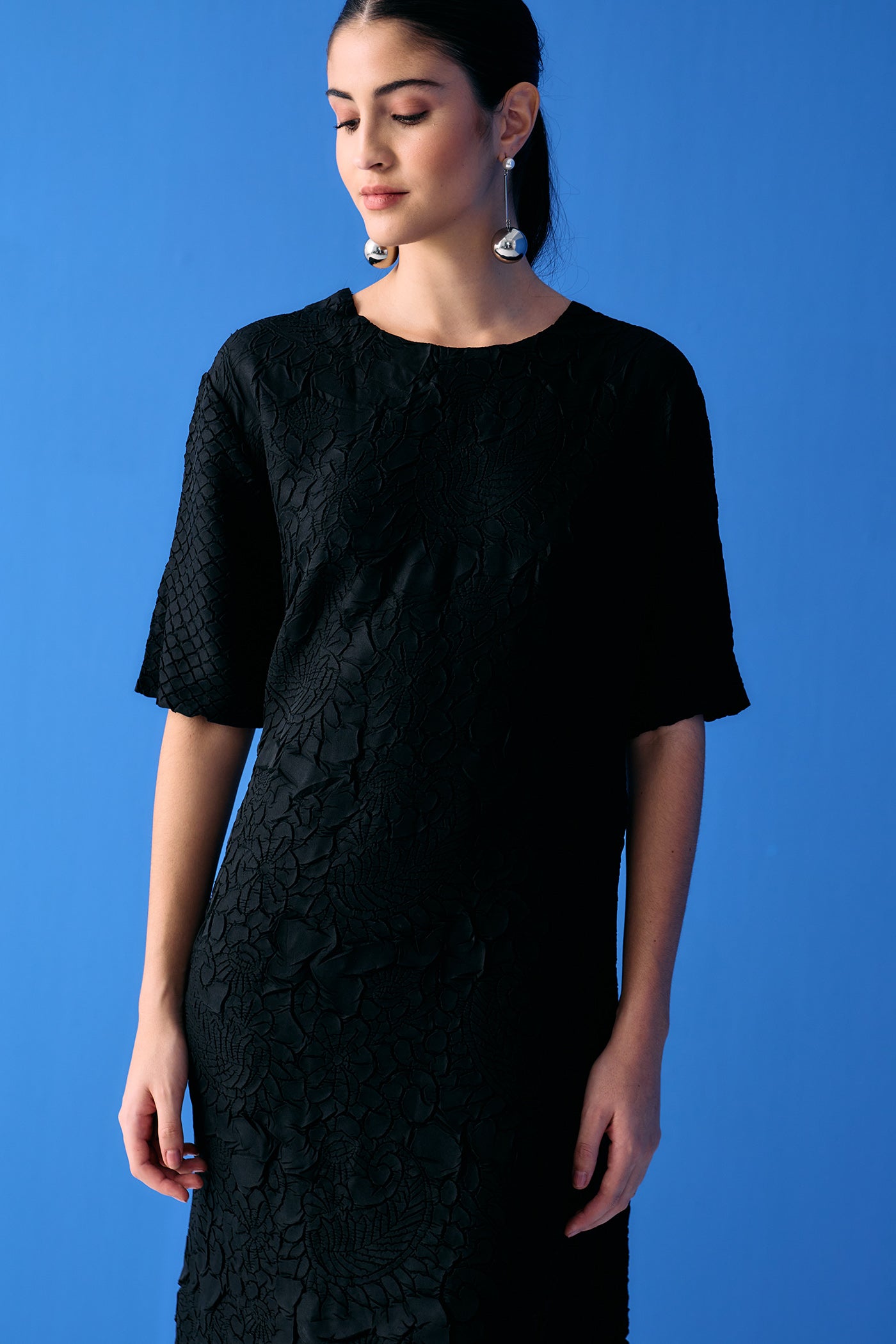 BLACK FLOWER TEXTURED DRESS