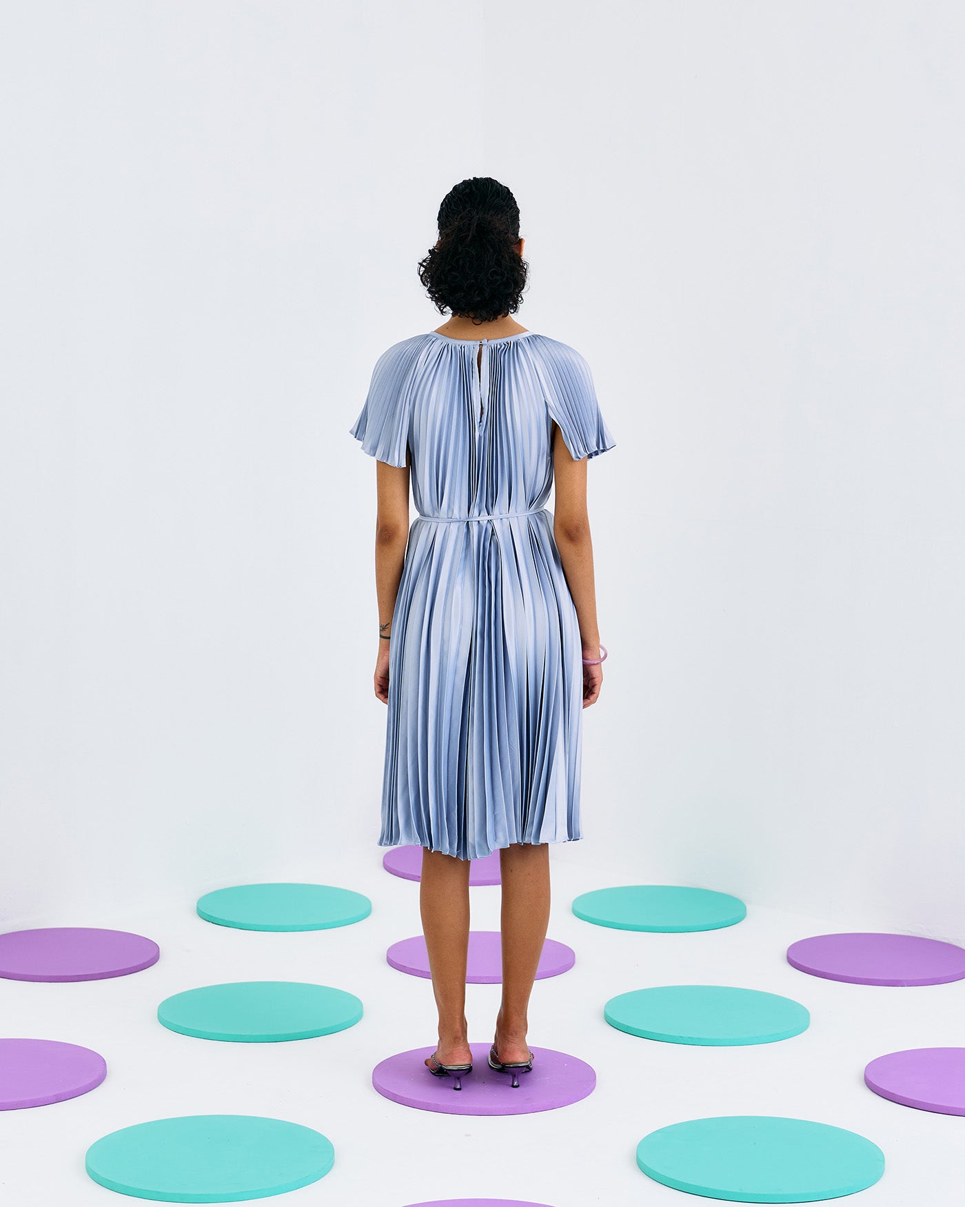 SILVER SHORT SLEEVES PLEATED MIDI DRESS