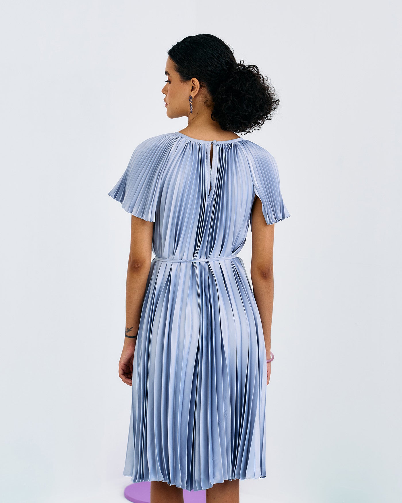 SILVER SHORT SLEEVES PLEATED MIDI DRESS