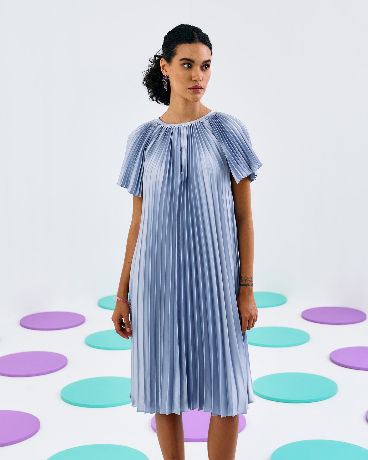 SILVER SHORT SLEEVES PLEATED MIDI DRESS