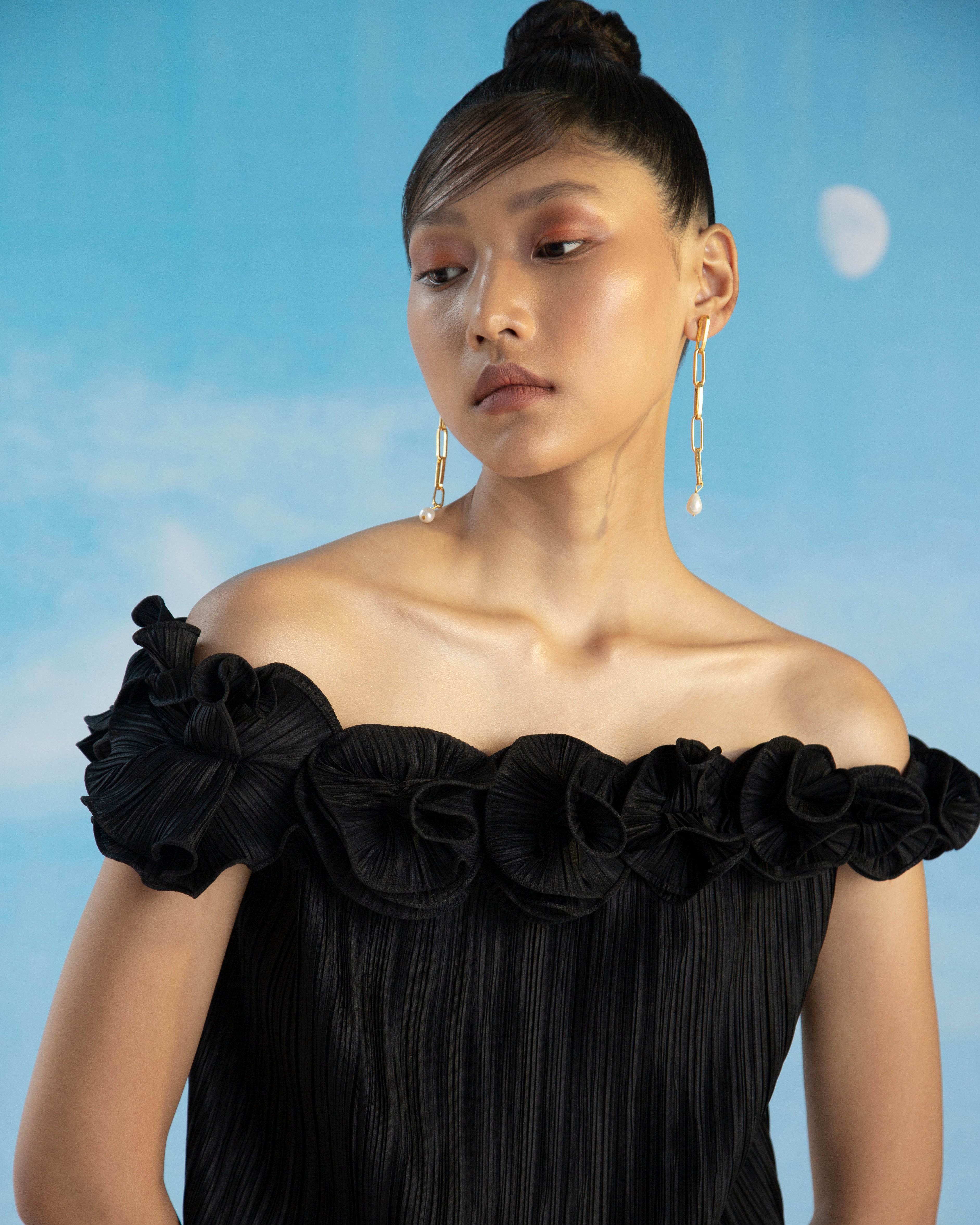 BLACK FLOWER PLEATED TOP