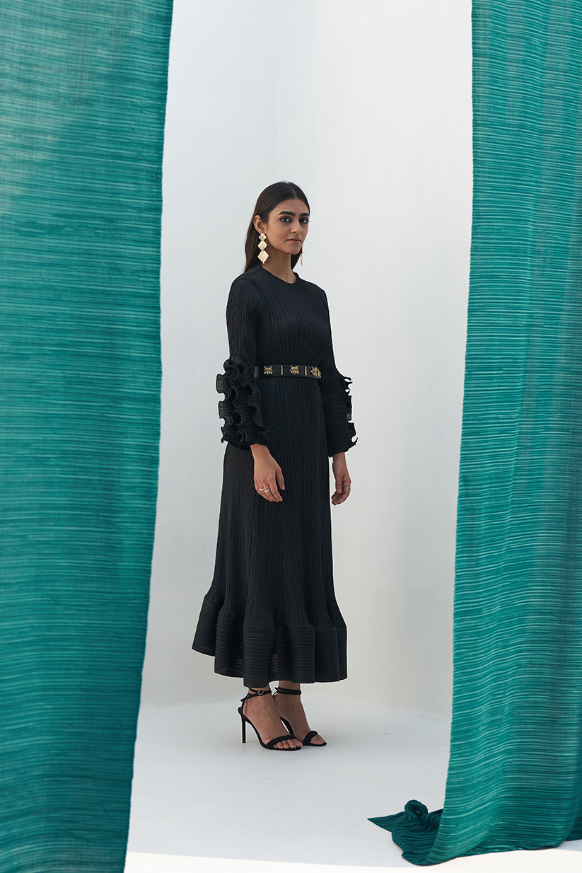 BLACK FRILL SLEEVES DRESS