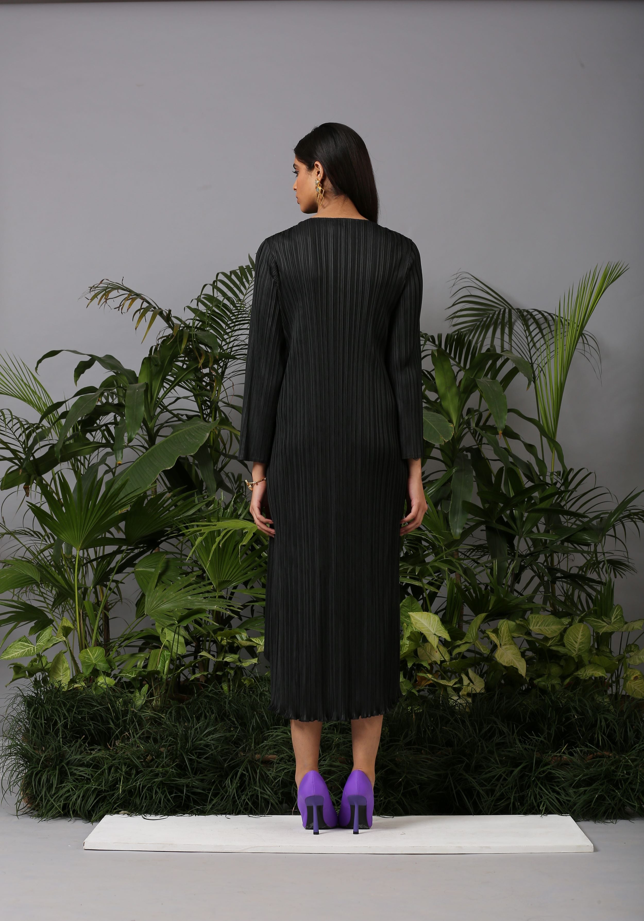 BLACK V NECK RUFFLE DRESS