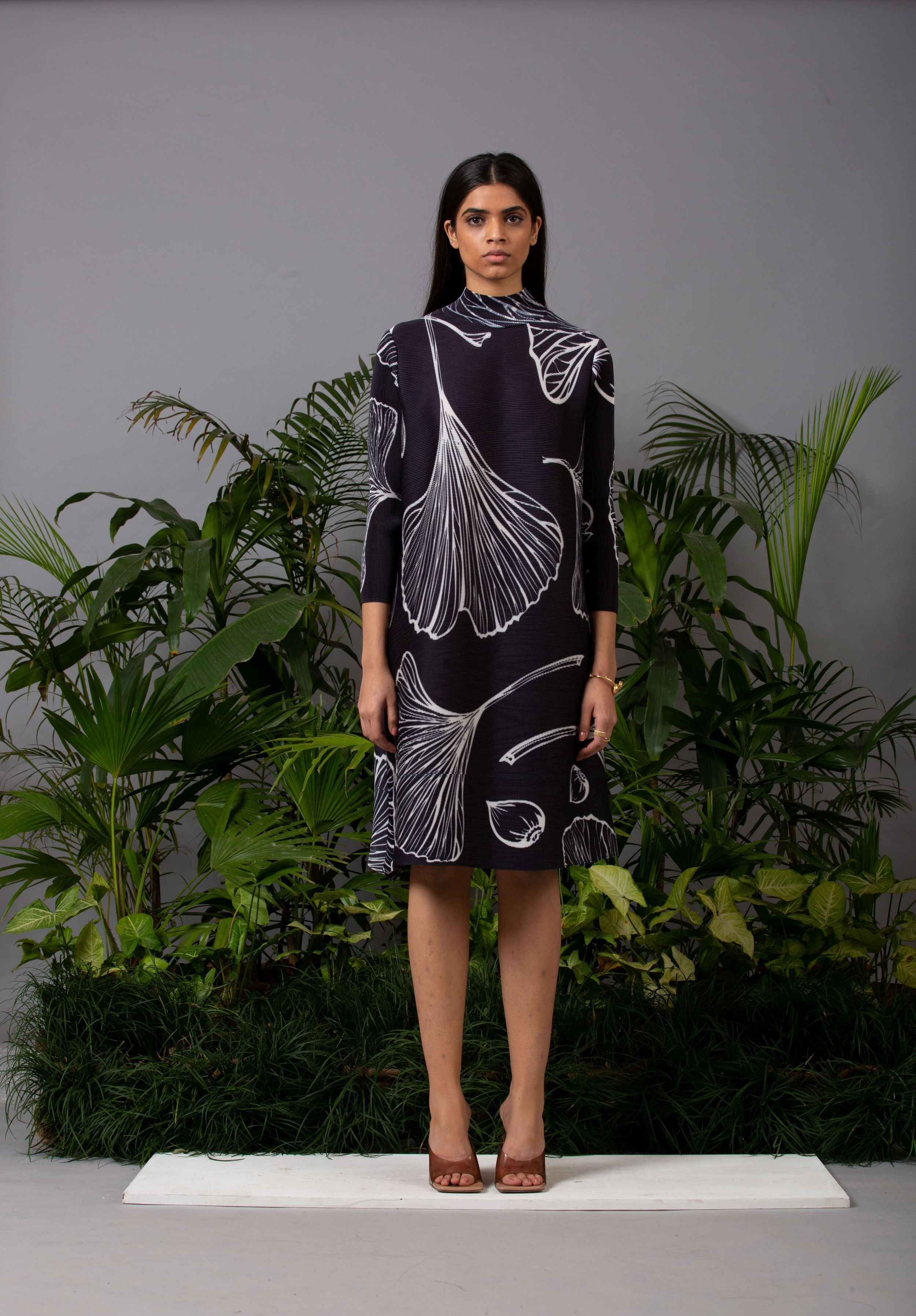 BLACK SUMMER PRINT PLEATS DRESS